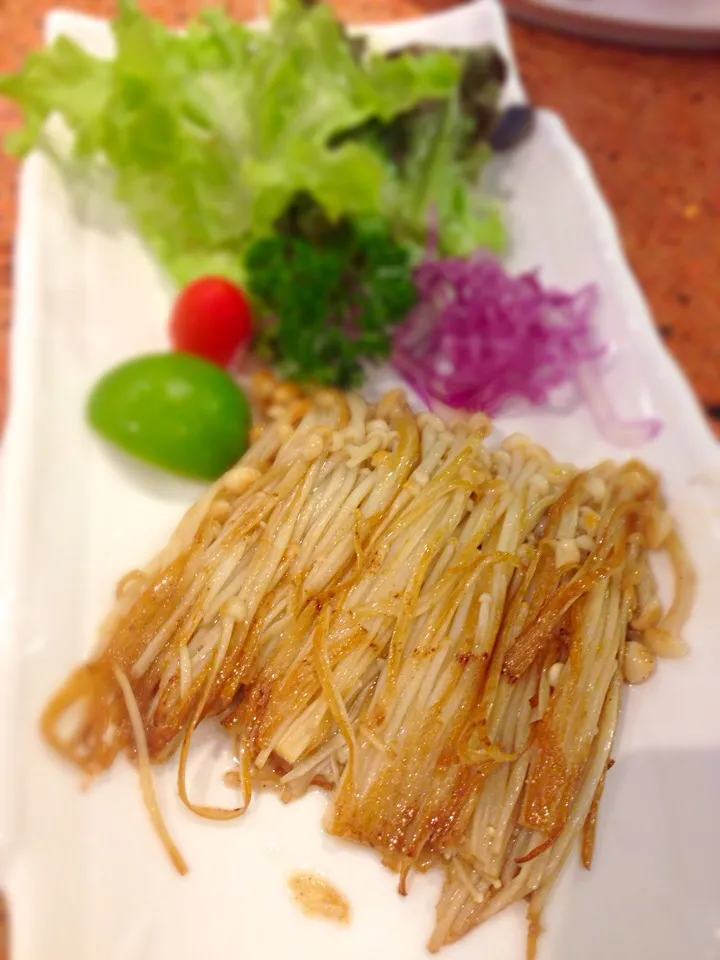 🍄Stir fried gloden needle mushrooms with butter ( เห็ดเข็มทองผัดเนย )|🍴melody🍛🎶さん