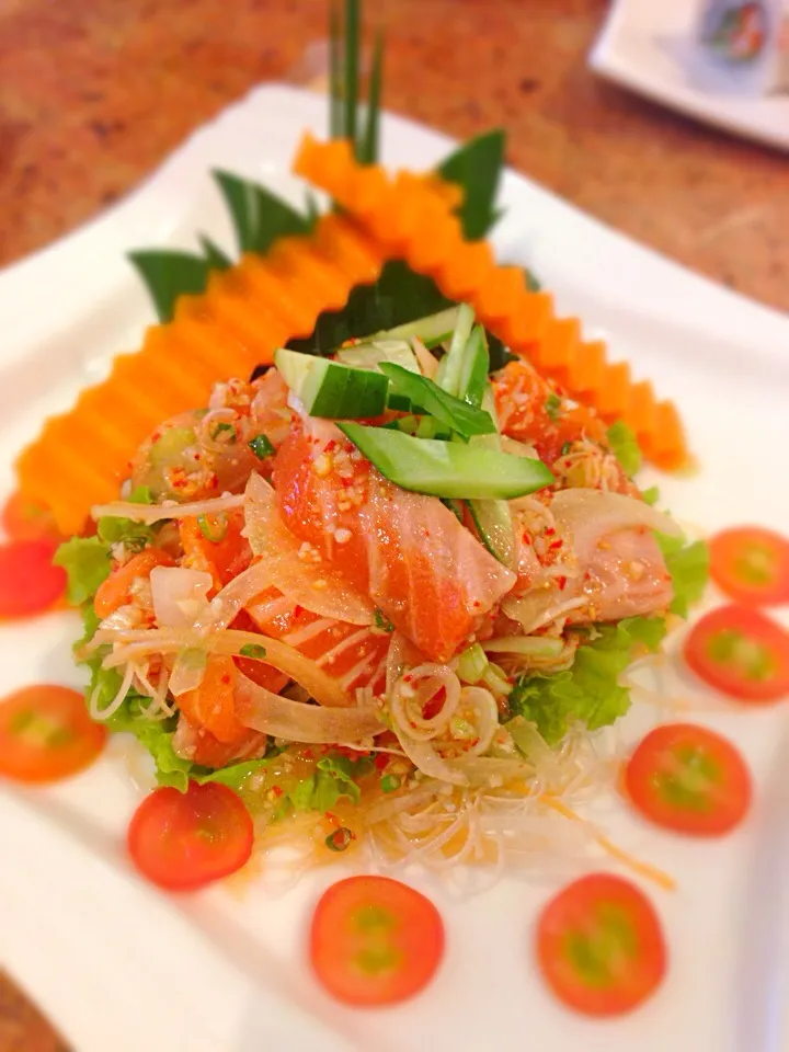 Spicy salmon salad 🐋 ( ยำแซลมอล )|🍴melody🍛🎶さん