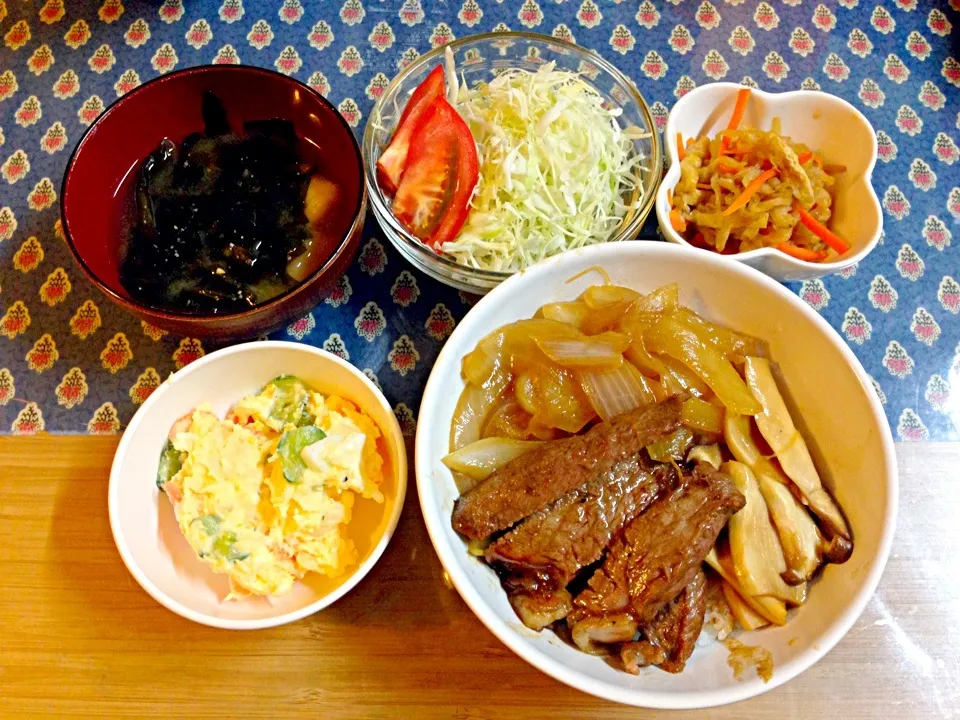 バター醤油ステーキ丼、ポテトサラダ、切り干し大根、キャベツサラダ、わかめと麩の味噌汁|yukoさん