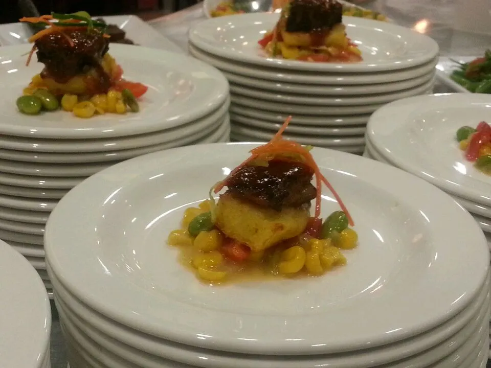 Braised Short Rib with Jalapeno-Pepperjack Grit Gratiné, Succotash, and Coleslaw|Austin McKennaさん