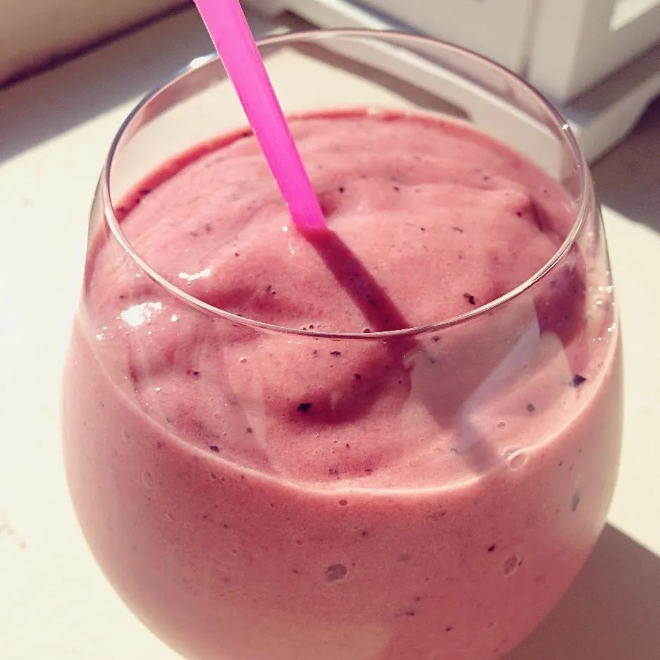 Snapdishの料理写真:Banana-Mango-Berry smoothie|Rianneさん