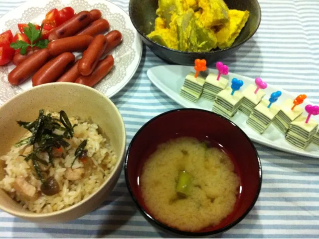 Snapdishの料理写真:キノコと鶏肉の炊き込みご飯・チーズ海苔のピンチョス・雪のしたかぼちゃ塩煮・ウィンナー炒め・焼き長ネギの味噌汁|まーままさん