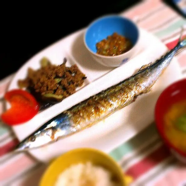 Snapdishの料理写真:秋刀魚の塩焼き
なすの肉味噌かけ
納豆
蕪とネギの味噌汁|natsuさん