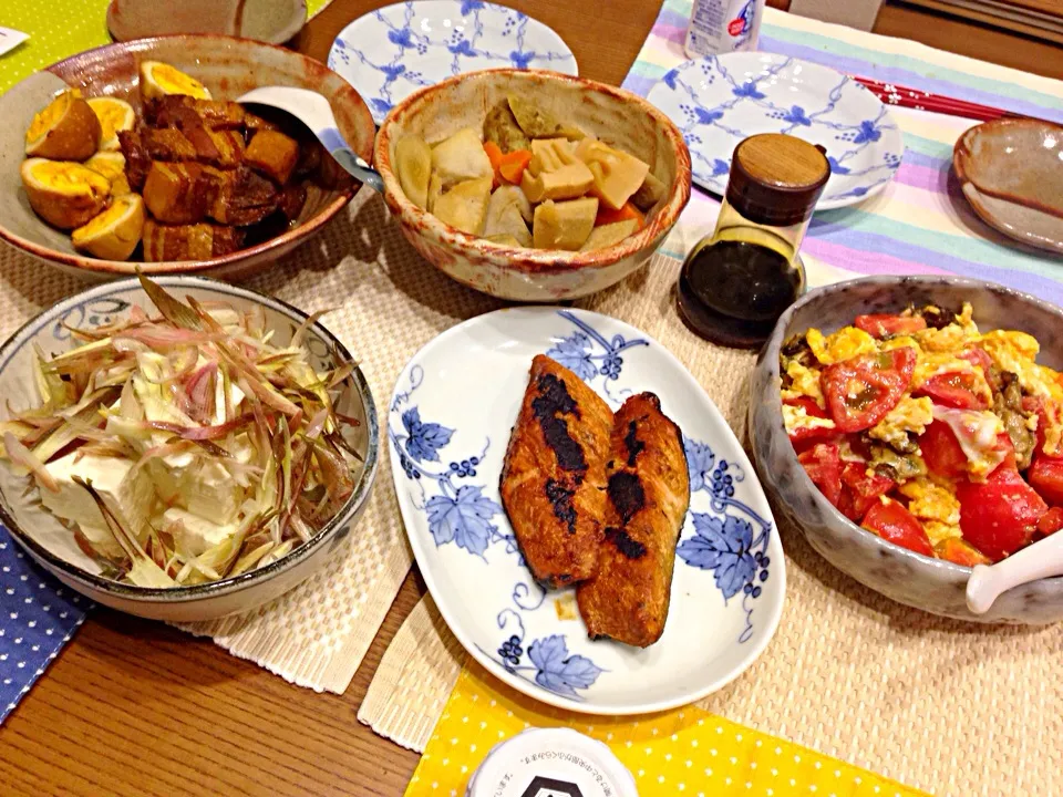 角煮、煮物、鮭のヨーグルト味噌漬け、トマトと卵の中華風炒め、冷奴|たえさん