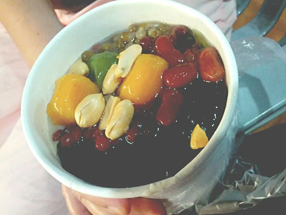 Beantalk: beancurd with glass jelly, green bean, red bean, taro balls, peanuts|Xi wenさん