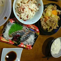 Snapdishの料理写真:肉じゃがががとサンマのお刺身|さーやーさん