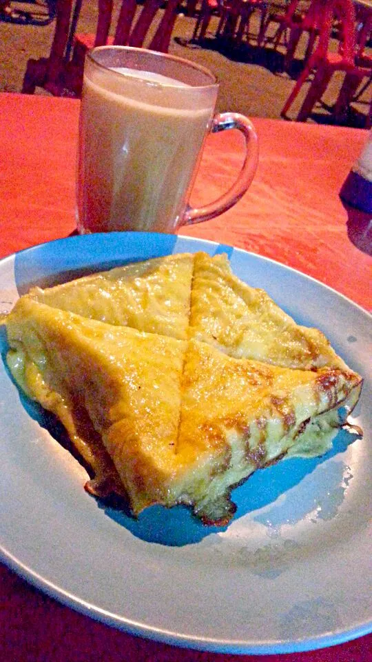 Indian Milk tea(teh tarik) & Roti telur bakar( Fried bread dip in egg&cheese)|Velma Annさん