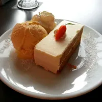 Snapdishの料理写真:Carrot Cake with Ice Cream|Tommy Lowさん