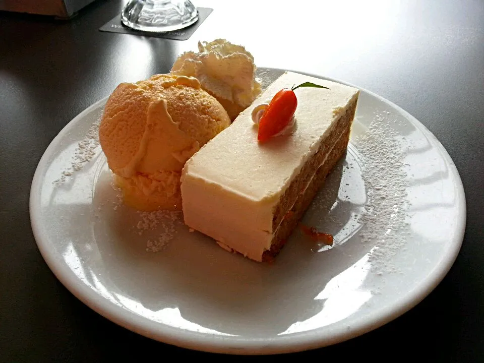 Carrot Cake with Ice Cream|Tommy Lowさん