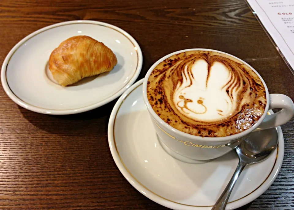 デザインカプチーノとスフォリアラテッラ セット☕🍰|こいちさん