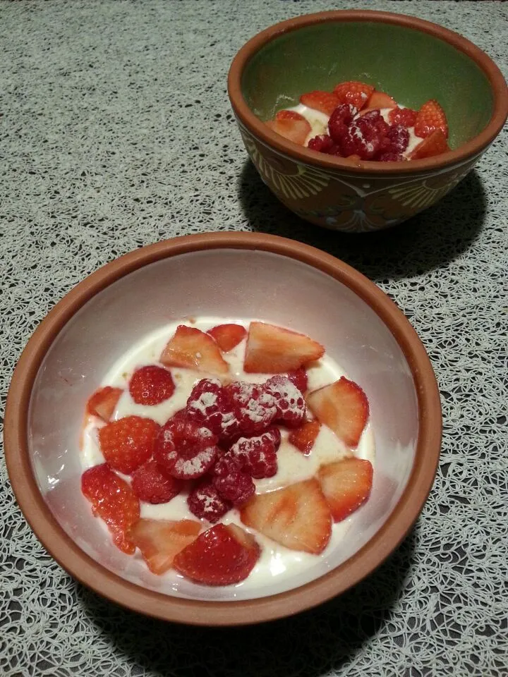 Dessert: Homemade yogurt with strawberries and raspberries from our own garden|Frank&Jolanda - Eteninbeeldさん