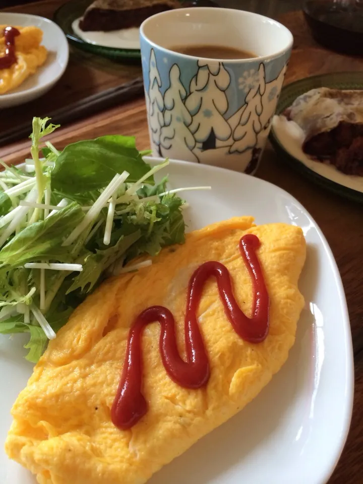 オムレツ＆サラダ、プルーンのシュトゥルーデル、カフェオレ|charさん