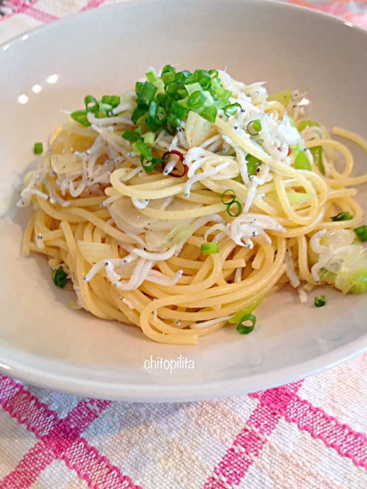 Snapdishの料理写真:Aglio,olio e peperoncino with boiled young sardines|chitopilitaさん