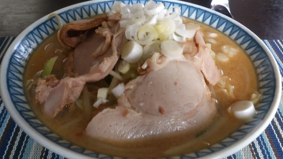 熊五郎本舗の味噌ラーメン。野菜をタップリ炒めてスープを作りました。|SATOSHI OOCHIさん