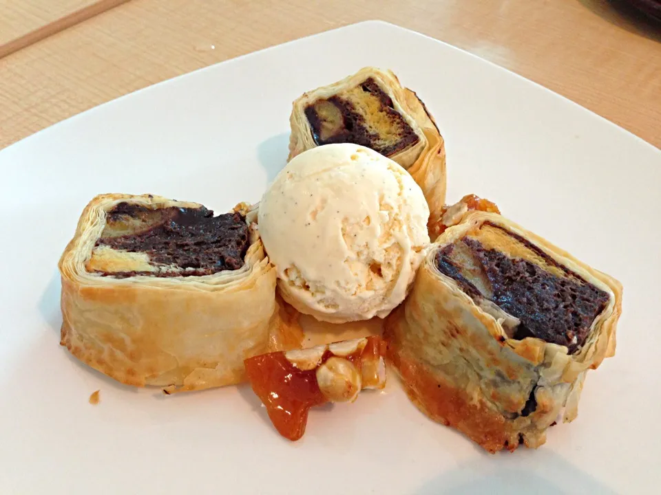 Snapdishの料理写真:Filo wrapped Bread Pudding with Bananas & Chocolate|hweeyhさん