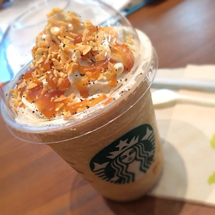 Snapdishの料理写真:roast almonds frappuccino with caramel sauce|hirotomoさん