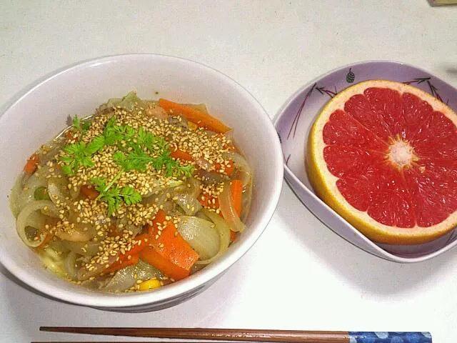 Snapdishの料理写真:野菜どかのせ塩ラーメンとグレープフルーツ＼(^^)／|ゆかゆかさん