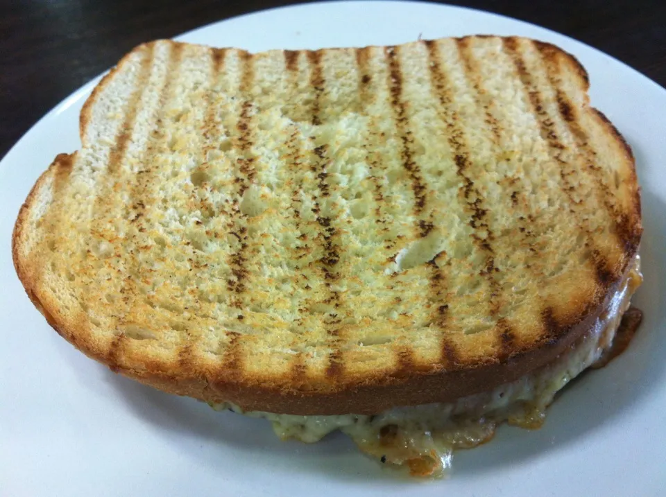 Cheese & tomato toastie served at a motorway service station near Birmingham|Nick Hiderさん