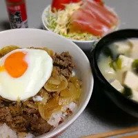 Snapdishの料理写真:コストコプルコギで牛丼！木綿豆腐のお味噌汁！生ハムサラダ！|小松田紋子さん