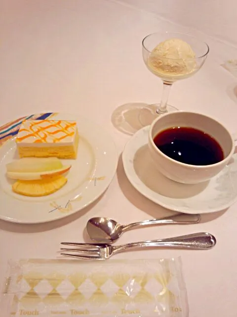 Snapdishの料理写真:ホテルのケーキセット　アイスクリーム付♡|Yuki Niiyaさん