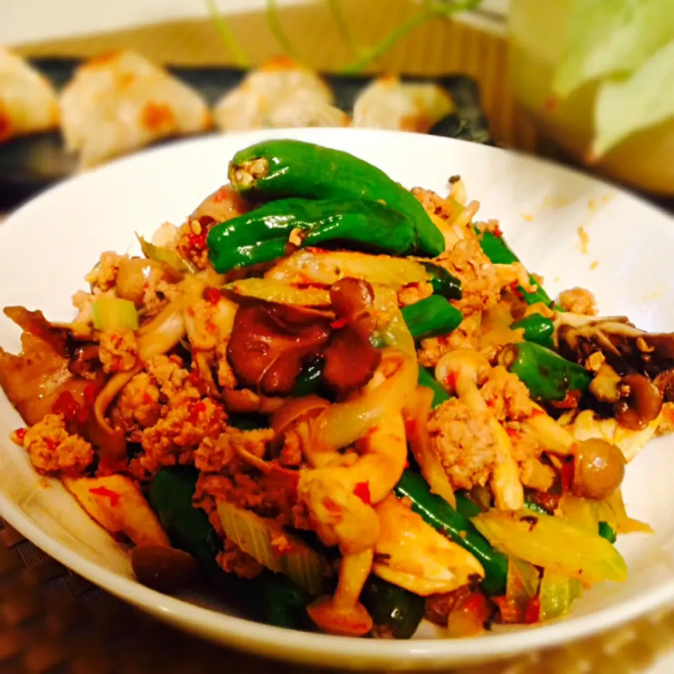 Thai influenced stir fry with shimeji mushrooms, shishito peppers and celery stalks.|Kirk Awiamさん