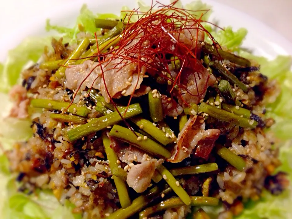 高菜じゃこ炒飯にニンニクの芽と豚肉炒めをのせちゃいましたん♥|みほままこさん