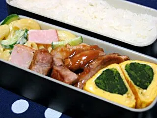 お弁当（ご飯、マカロニサラダ、豚ヒレ肉ソテーのの梅肉ソースかけ、ほうれん草巻き卵焼き）|すーさん