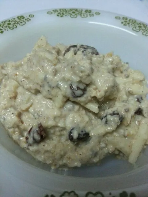 Cold Oats wit apple,  cinnamon, raisin, chia seeds, pine nuts|cindy poeさん