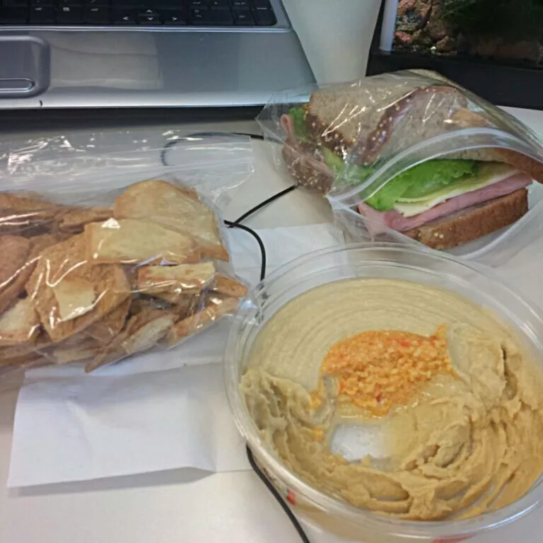 Sandwich, hummus, pita chips.|Jorelさん