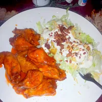 Snapdishの料理写真:Hotwings and salad|keeda booさん