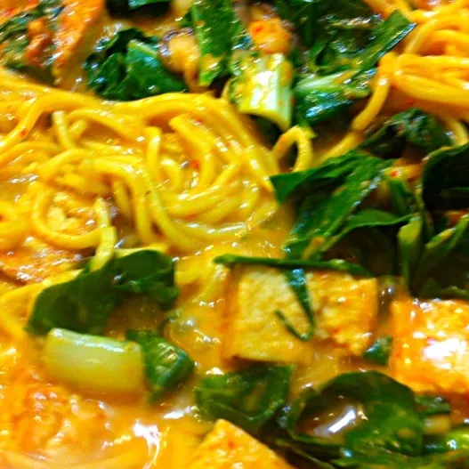 Snapdishの料理写真:Red curry tofu with greens and yakisoba|virginia frasseさん