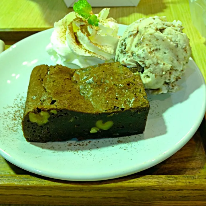 Snapdishの料理写真:Brownie with nuttella ice cream @ iberry|miyummyさん