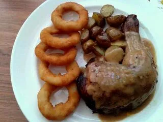 Snapdishの料理写真:Chicken Bravo with onion rings and potatoes|carmieさん