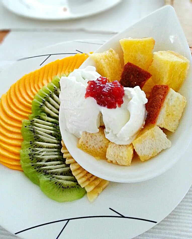 Coconut icecream with mango, kiwi, banana|ครัวอิอ้วน... Chubby Cookさん