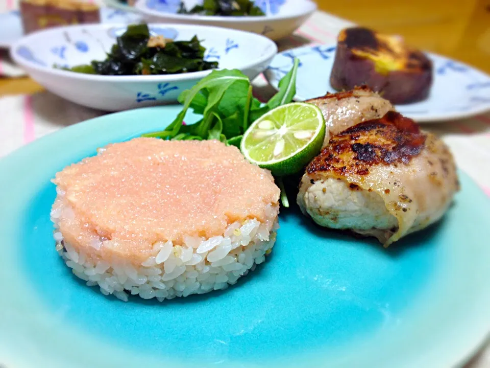 タラコおにぎりミルフィーユ仕立て・おからサラダの豚肉ロール・ツナとワカメの炒め物・焼き芋♡|さちこ(さがねっち)さん