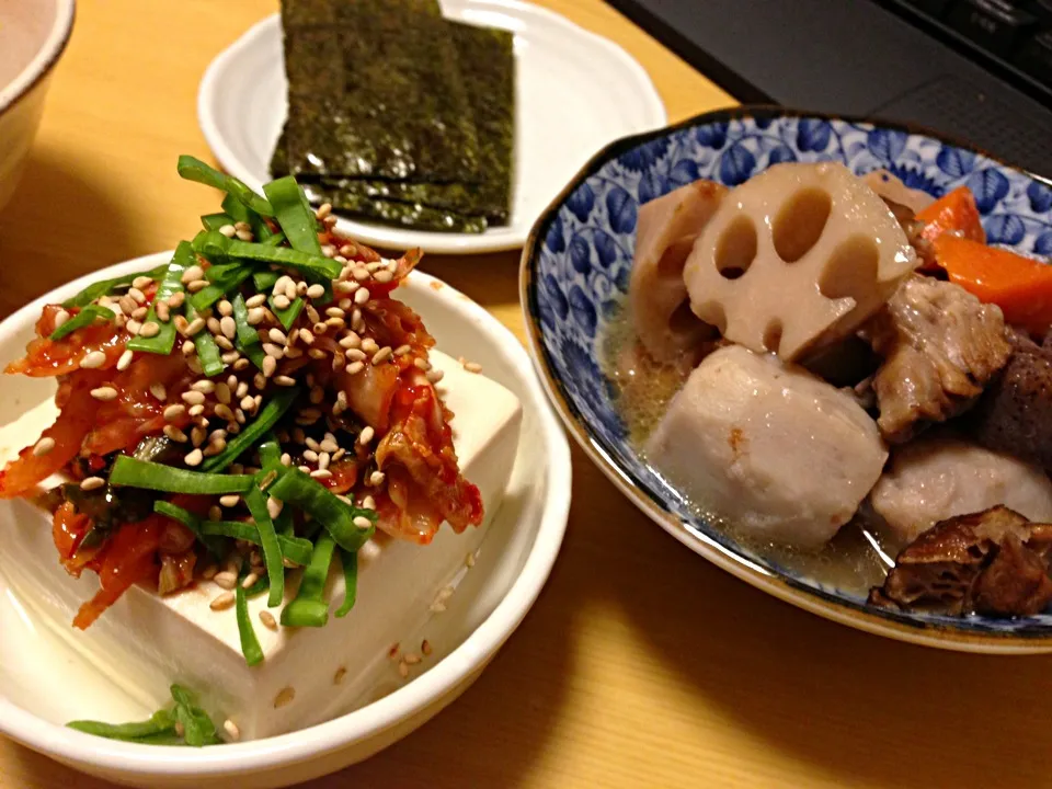 時間のない日の手抜き晩ご飯。作り置きの炒り鶏、キムチ奴、味付け海苔。あとは玉子かけご飯。|liccaさん