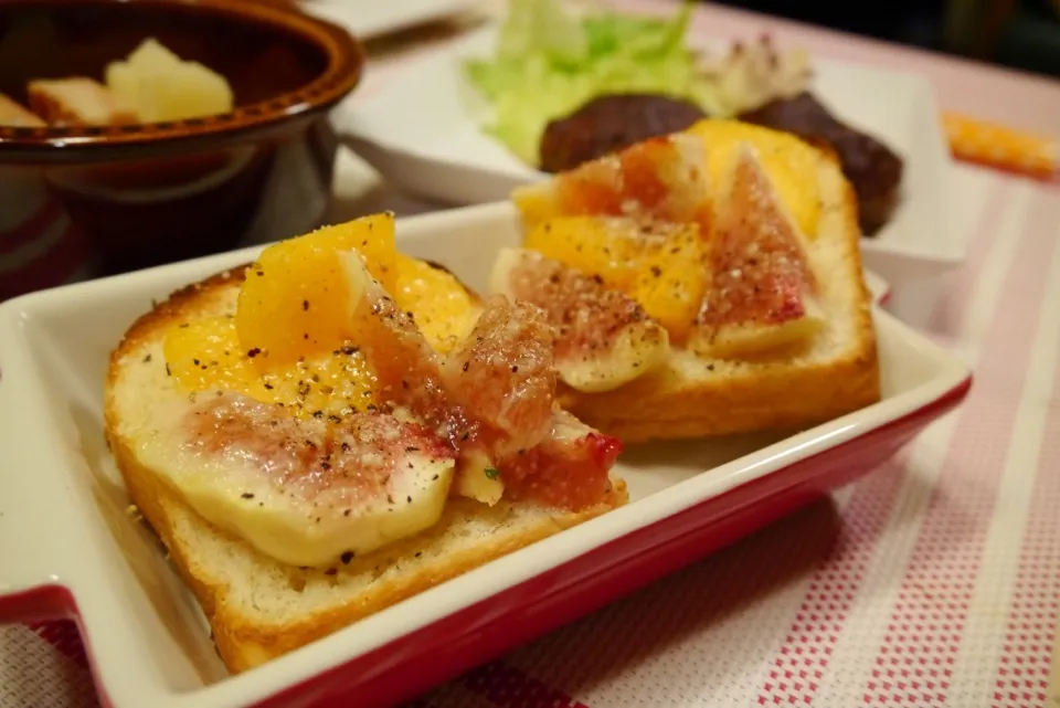 いくえさんの 無花果と柿のパルメザンチーズでこんがりトースト|メイスイさん