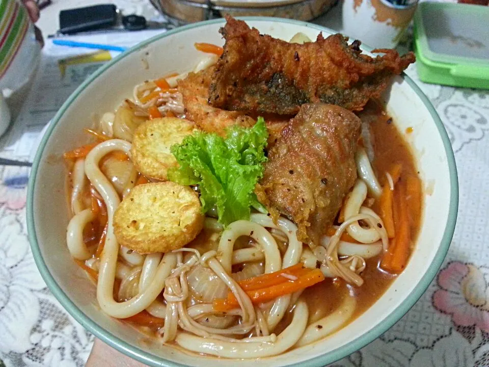 curry udon with crispy salmon skin|vitantriさん