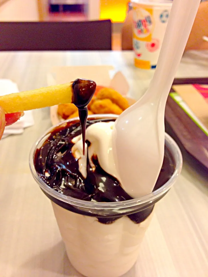 chocolate sundae with fries!|hweeyhさん