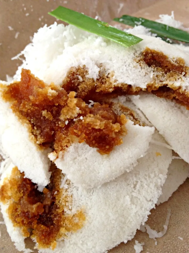 Putu Piring - fluffy steamed cake made with rice flour & gula melaka (palm sugar)|12Dragonさん