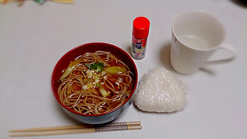 夜食～♪

寒かったので彼が温かいお蕎麦と塩むすびを作ってくれました～♪|Ryo-koさん