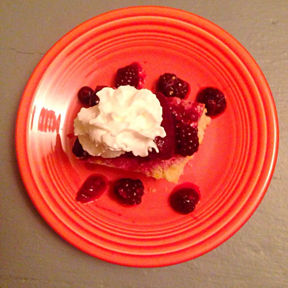 Cornbread with organic berries and whip cream|Ursula Koppenhefferさん