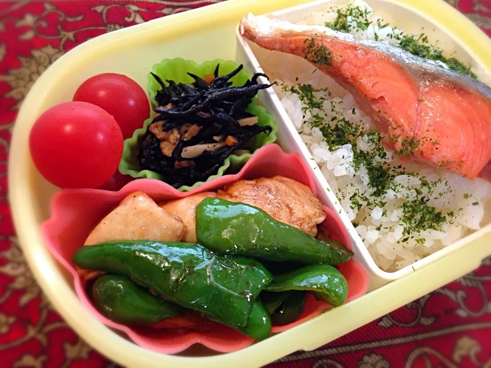 Snapdishの料理写真:ささみとピーマンの牡蠣油炒めと焼き鮭弁当|もえさん