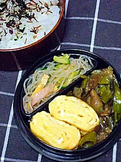 お弁当（ふりかけご飯、なすとピーマンの醤油炒め、春雨中華サラダ、卵焼き）|すーさん