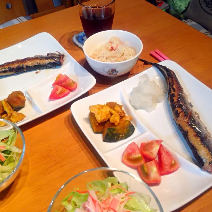 サンマ塩焼き . 南瓜とささみの煮物 . サラダ . 蟹の炊き込みご飯|なるなるさん