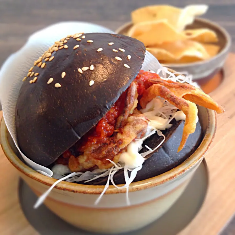 Snapdishの料理写真:Soft shell chili crab squid ink burger|willzさん