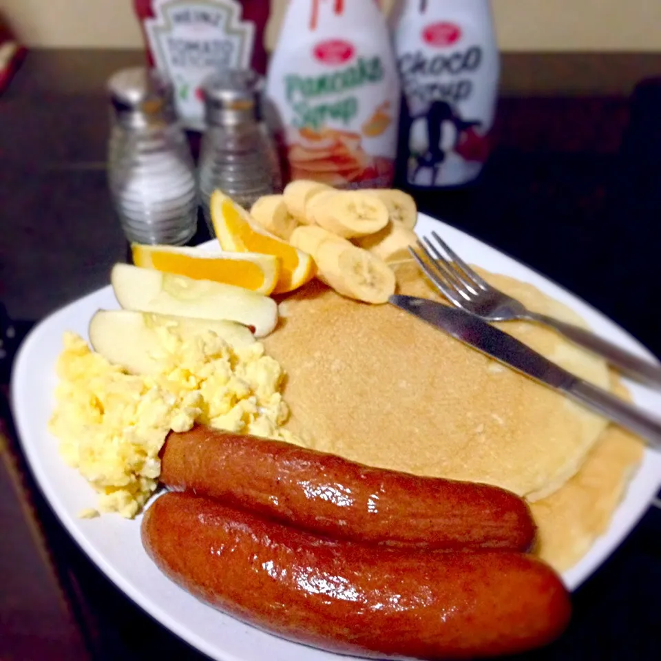 🍴Breakfast! Pancake, HungarianSausage, Scrambled Egg & Fruits! 🍎🍊🍌|iamfem05さん