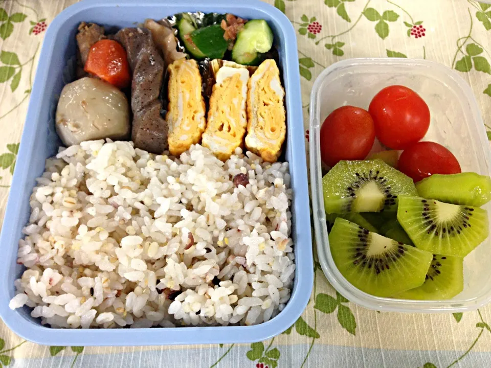 久々お弁当。炒り鶏、玉子焼き(甘)、きゅうりの梅肉和え、プチトマト、キウイ。地味。|liccaさん