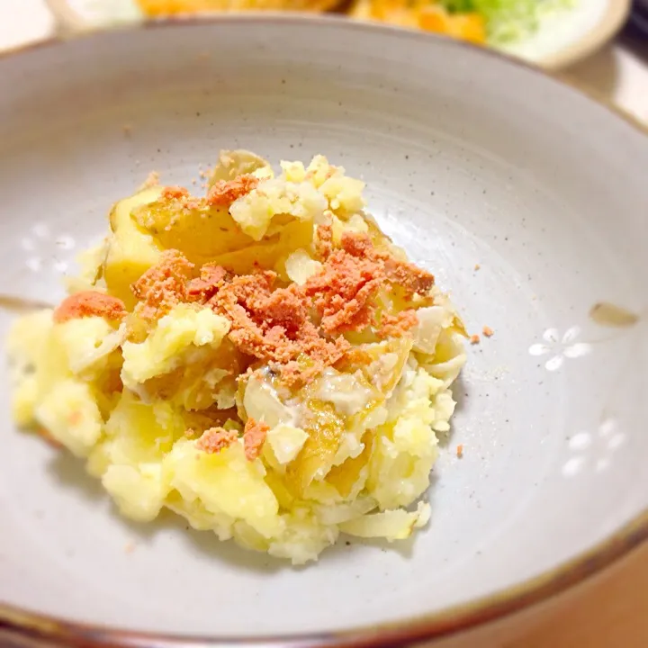 ふかしポテトに玉ねぎ醤油漬け混ぜてマヨで  明太焼きふりかけて|しげぞーさん