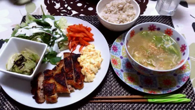 Snapdishの料理写真:鶏肉カリカリ焼き、シーザーサラダ、にんじんのたらこ炒め、レタスの塩昆布和え、卵とレタスのスープ、麦ご飯|杉村愛さん